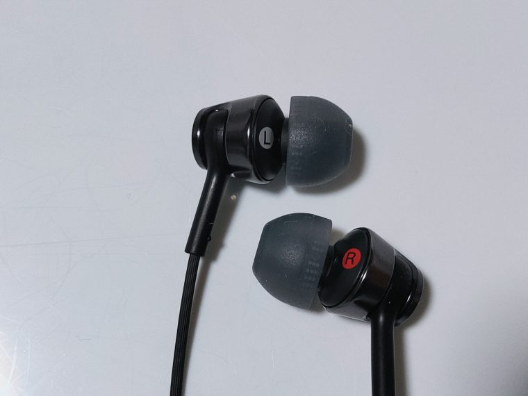 MDR-EX155の右と左